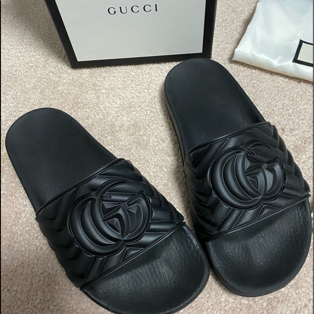 (SOLD) ❤️ Women's matelassé rubber slide - size 7